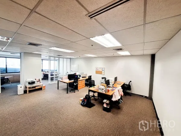 办公空间 出租在Bang Na, Bangkok - 宽敞的开放式办公空间，地毯地面，前方为玻璃隔断办公室。