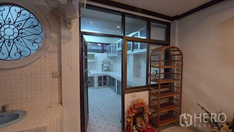 สำนักงานที่บ้าน ให้เช่าในSathon, Bangkok - มองจากแพนทรี่ผ่านผนังกระจกเข้าสู่ครัว พร้อมหน้าต่างวงกลมลวดลาย