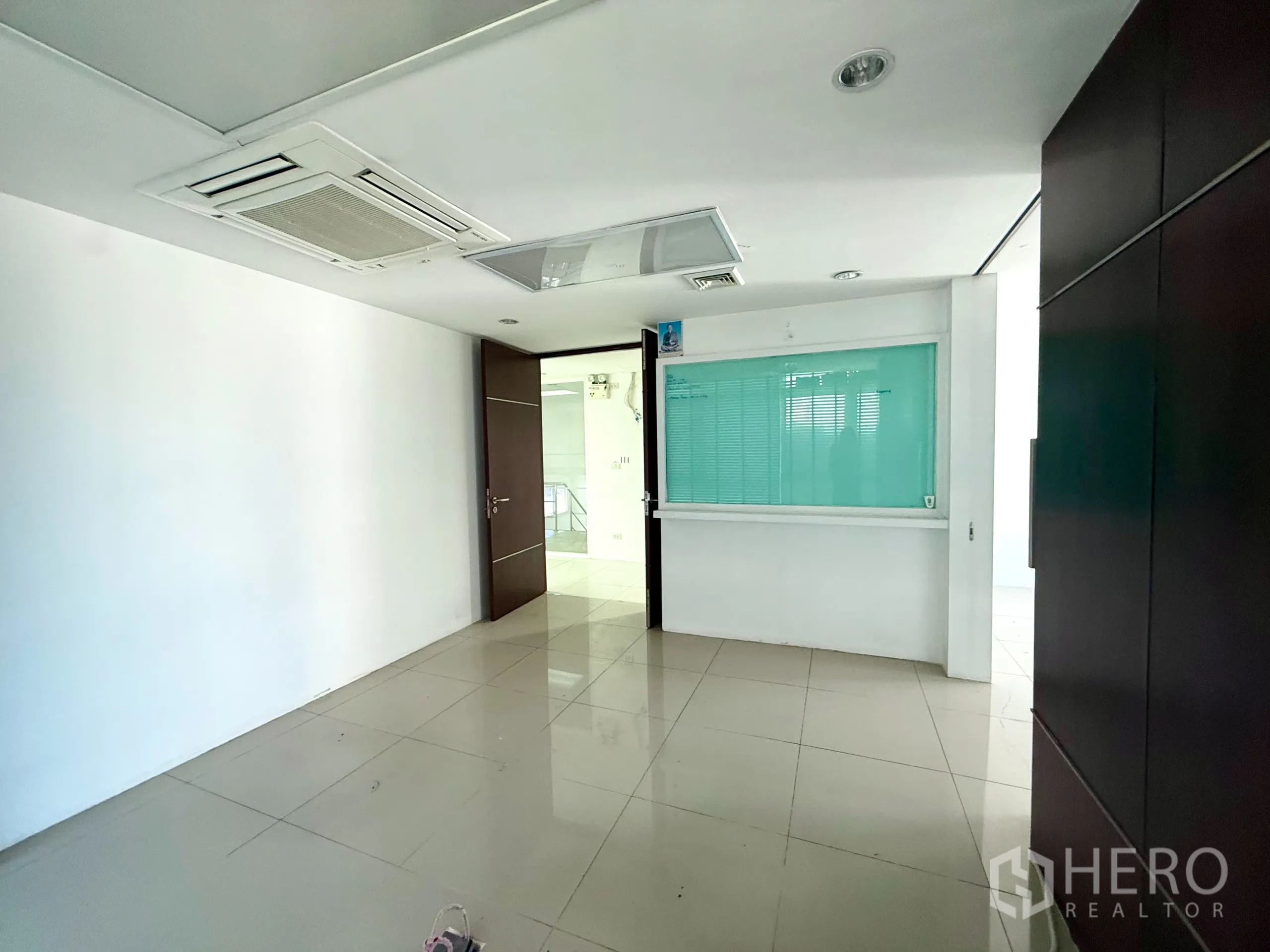 Office Space for rent in Bueng Kum, Bangkok - Compact office room with glass partition and ceiling-mounted AC.