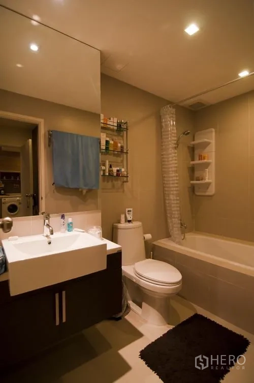 公寓 出租在Khlong Toei, Bangkok - 现代卫浴，带浴缸、台盆大镜与坐便器，嵌灯照明明亮。