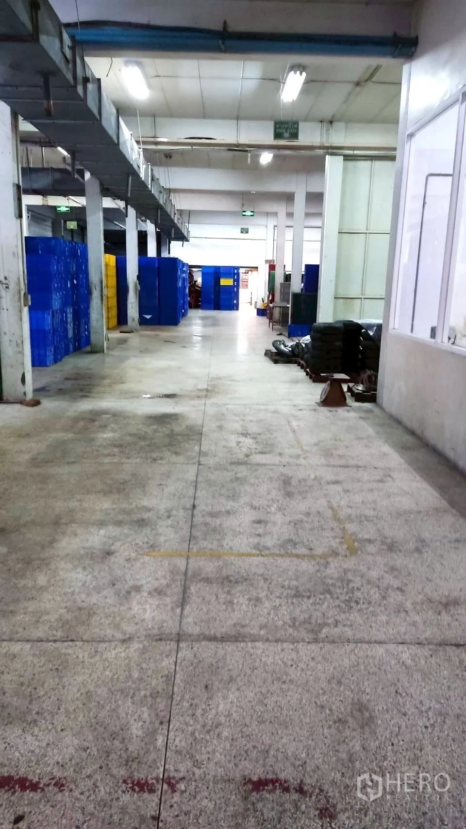 工厂 for sale in Lat Krabang, Bangkok - 长廊通道，上方管道与荧光灯，侧面设窗。