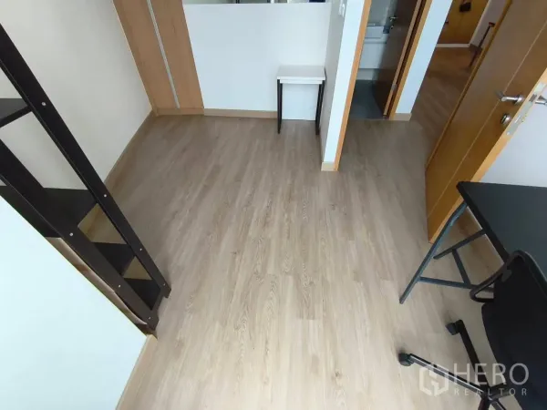 คอนโด ให้เช่าในKhlong Toei, Bangkok - ห้องนอนรองหรือมุมทำงาน พื้นไม้ โต๊ะทำงาน เก็บของแบบบันได และประตูเชื่อมห้องน้ำ