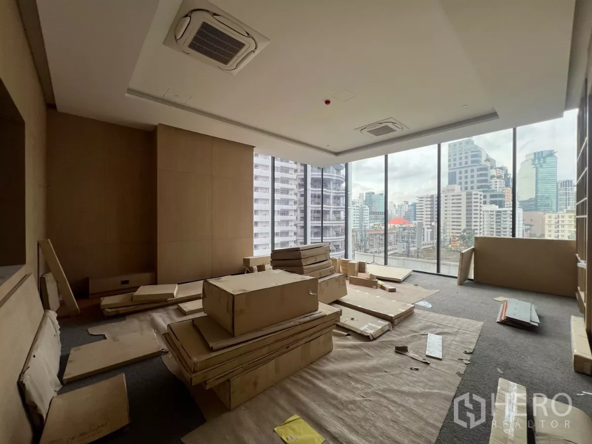 零售空间 出租 - 转角零售区正在装修，落地窗可观赏曼谷城市景观。