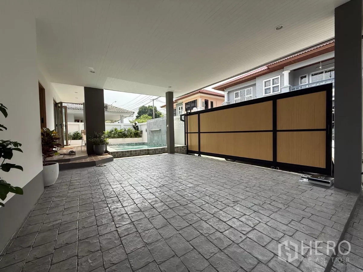 独立式住宅 出售在Suan Luang, Bangkok - 带顶车位，压花地坪，紧邻泳池与前门。