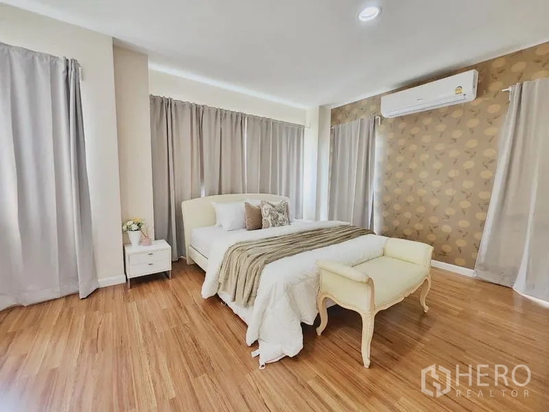 独立式住宅 出租在Prawet, Bangkok - 主卧全景，壁挂空调与图案特色墙。