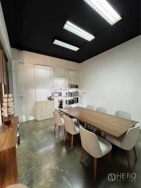 货栈 出售在Bang Bua Thong, Nonthaburi - 现代会议室，长木桌、白色座椅与收纳搁架。