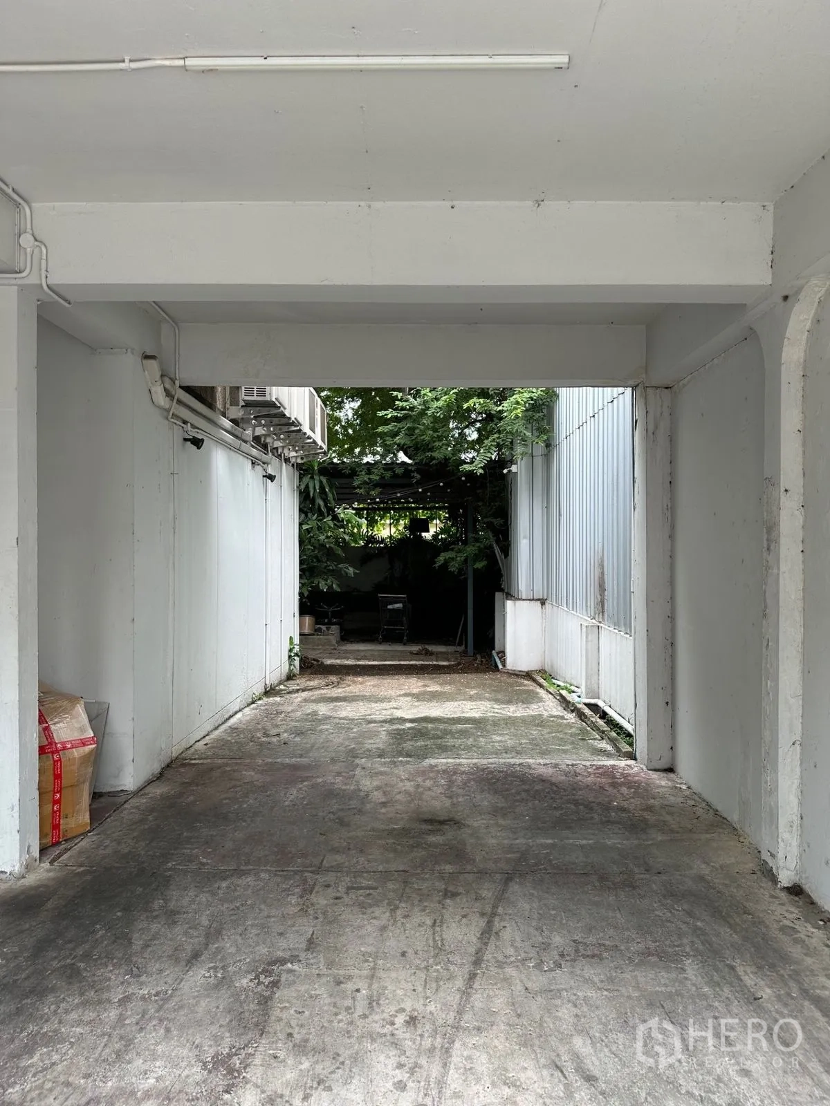 带办公室的家 出租在Chatuchak, Bangkok - 建筑内长条形有顶车道/通道，混凝土地面通向后院。