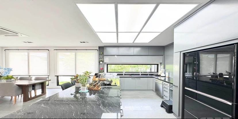 บ้าน ขายในKhlong San, Bangkok - ห้องครัวโมเดิร์น ไอส์แลนด์หินอ่อนสีดำ ตู้สีเทา หน้าต่างยาว และสกายไลต์ขนาดใหญ่