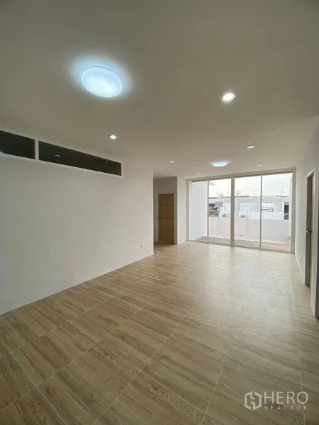 สำนักงานที่บ้าน ให้เช่าหรือขายในSuan Luang, Bangkok - ห้องปูไม้ลามิเนตลายไม้ เชื่อมสู่เทอเรสผ่านประตูกระจกบานเลื่อน