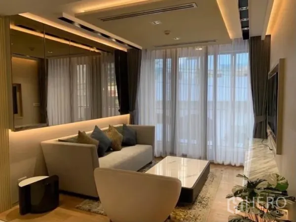 คอนโด ให้เช่าในWatthana, Bangkok - ห้องนั่งเล่นสไตล์โมเดิร์น โซฟา ผ้าม่านโปร่ง แสงไฟบิวท์อิน และชั้นทีวีหินอ่อน