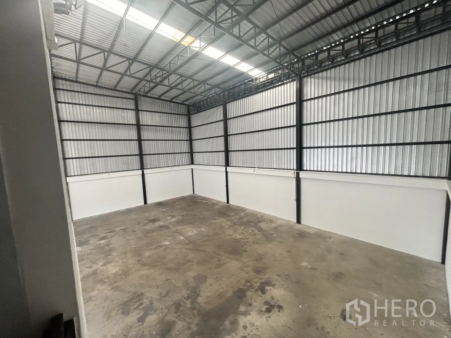 คลังสินค้า ให้เช่าในLat Krabang, Bangkok - พื้นที่ชั้นลอยโล่ง ผนังเมทัลชีทและแสงธรรมชาติจากสกายไลท์