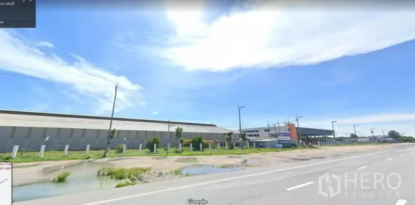คลังสินค้า ให้เช่าในMueang Chon Buri, Chon Buri - โกดังอุตสาหกรรมขนาดใหญ่ติดถนนสายกว้าง ท้องฟ้าโปร่ง ในเขตเมืองชลบุรี