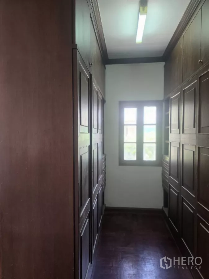 独立式住宅 出租在Phra Khanong, Bangkok - 一层多功能室，内置木柜隔断与大理石地面