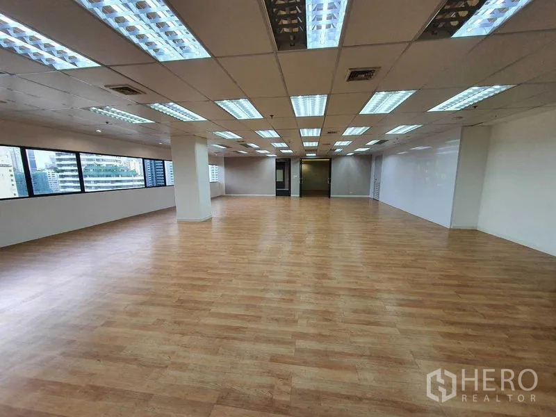 สำนักงาน ให้เช่าในDin Daeng, Bangkok - สำนักงานแปลนเปิด หน้าต่างยาว พื้นไม้ และไฟบนฝ้าแบบกริด