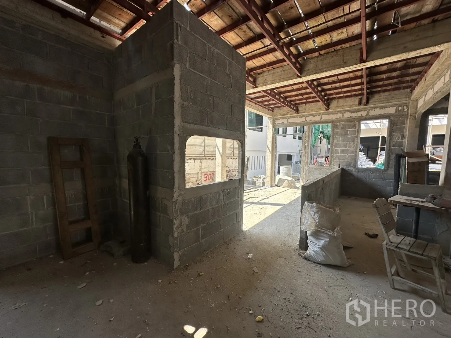 零售空间 for rent in Bang Na, Bangkok - 一层隔间，带室内窗口与自然采光。