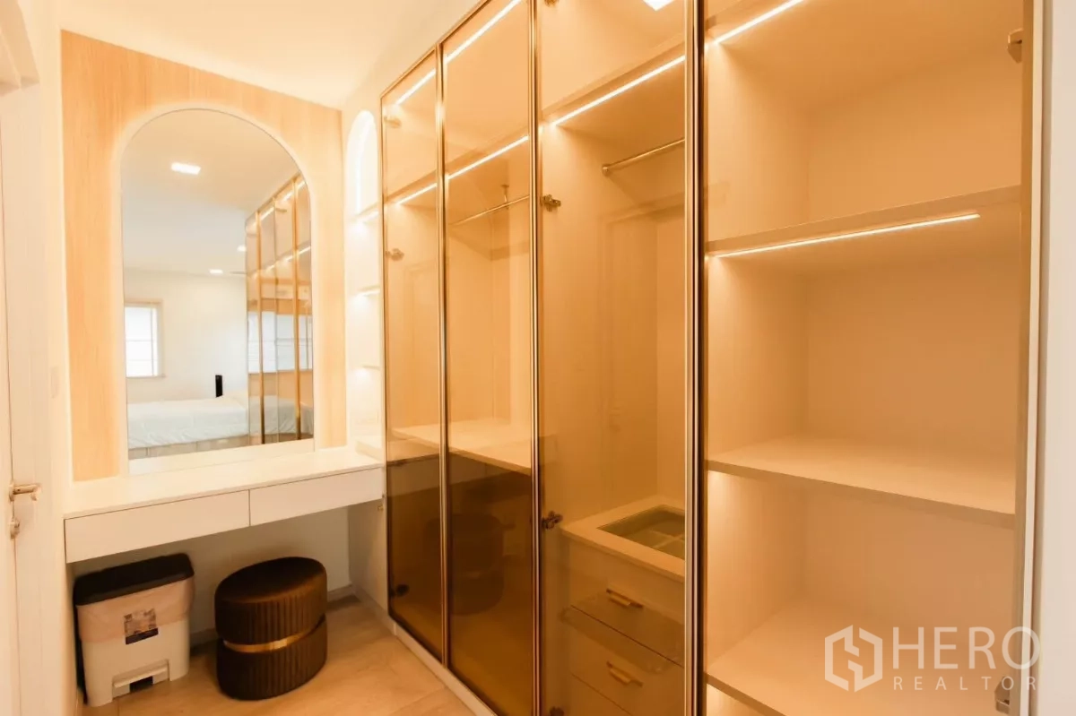 独立式住宅 出租或出售在Bang Phli, Samut Prakan - 衣帽间另一视角，内置灯光的层架与抽屉。