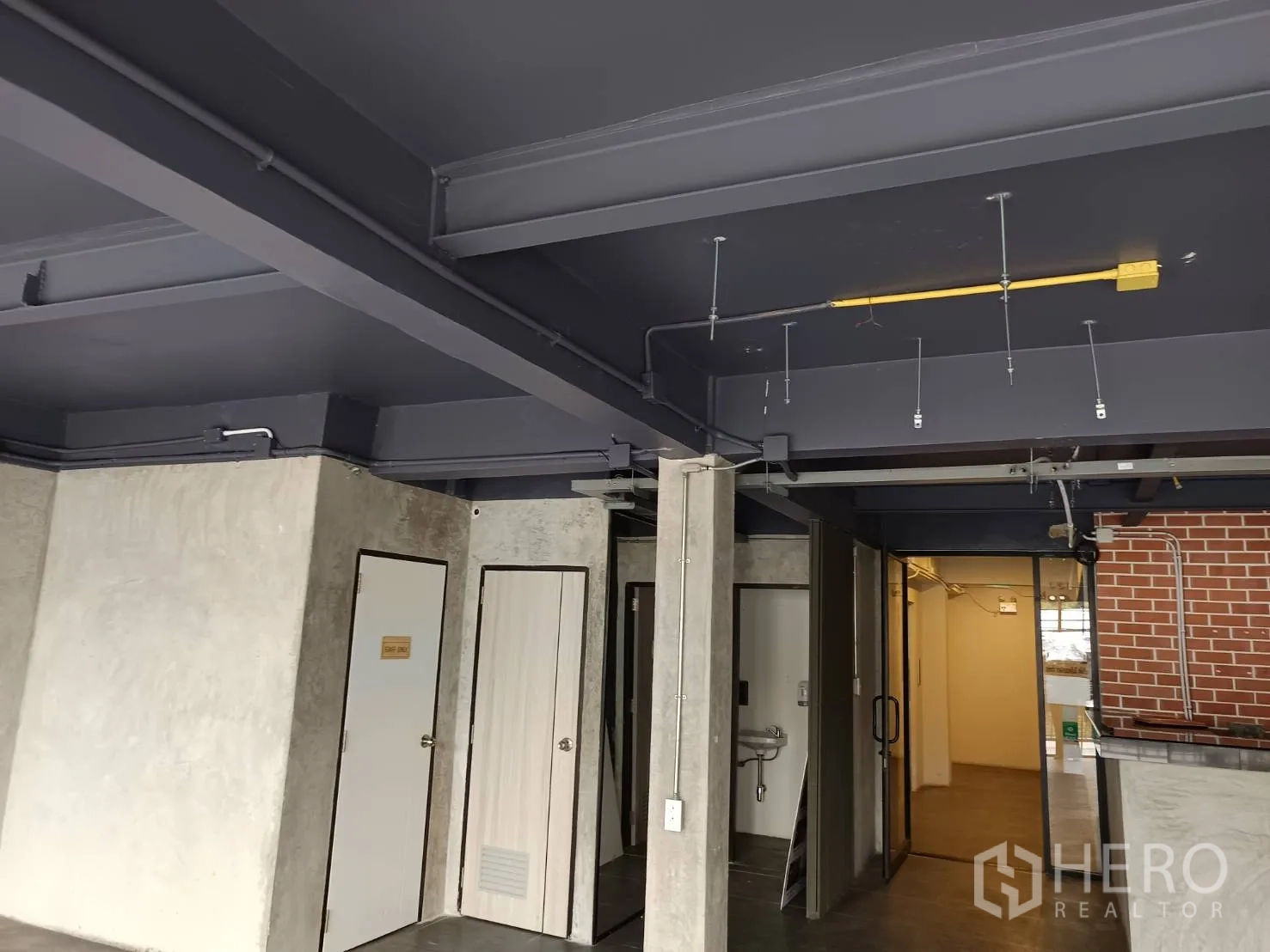 พื้นที่ขายปลีก ให้เช่าในWatthana, Bangkok - รายละเอียดฝ้าโชว์งานระบบ เหนือประตูและทางเข้ากระจกใกล้เคาน์เตอร์.