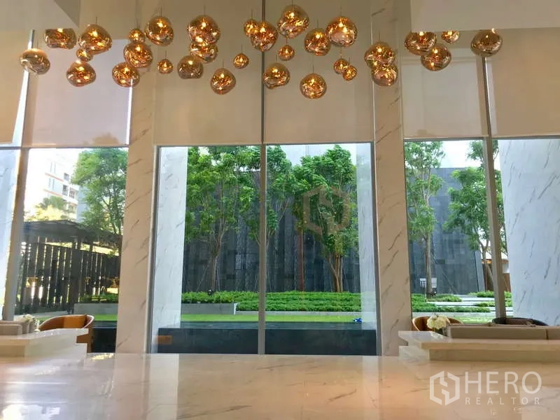 คอนโด ให้เช่า - ล็อบบี้หรูพื้นหินอ่อน มองเห็นสวนสีเขียว ที่ HYDE สุขุมวิท 11