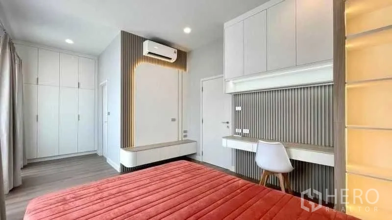 บ้านเดี่ยว for rent or sale in Bang Phli, Samut Prakan - ห้องนอนพร้อมโต๊ะทำงานบิลท์อินและตู้เสื้อผ้า