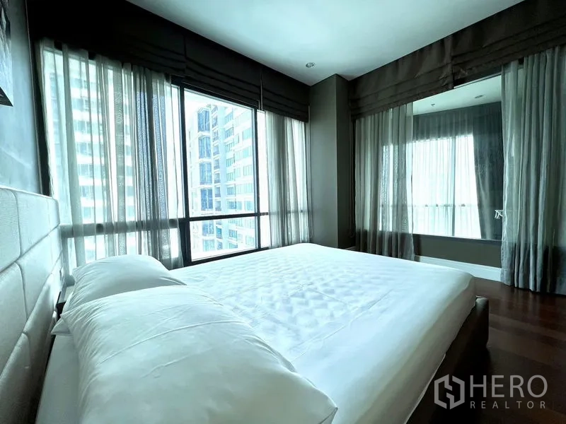 คอนโด ให้เช่าในKhlong Toei, Bangkok - ห้องนอนหน้าต่างสูงจรดเพดาน มองเห็นสกายไลน์