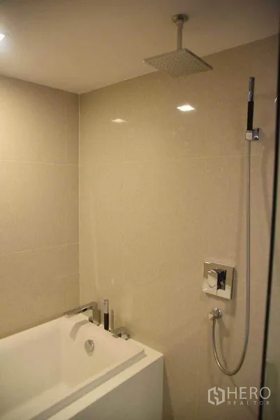 คอนโด ให้เช่าในWatthana, Bangkok - อ่างอาบน้ำพร้อมฝักบัวเรนชาวเวอร์และแฮนด์ชาวเวอร์ ผนังกระเบื้องเรียบ