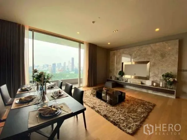 公寓 出租在Bang Rak, Bangkok - 开放式客餐厅，落地窗与地毯，尽享城市与公园全景。