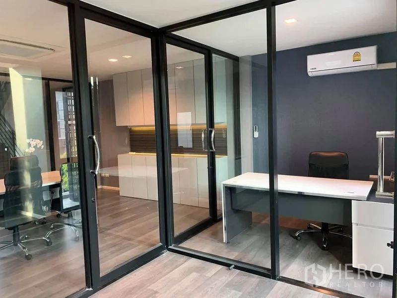 สำนักงานที่บ้าน ให้เช่า - ออฟฟิศส่วนตัวหลังกระจกเต็มบาน พร้อมโต๊ะทำงาน ตู้เก็บของ และเครื่องปรับอากาศ