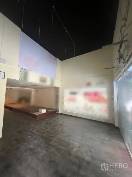 อาคารพาณิชย์ ให้เช่าในWatthana, Bangkok - โถงหน้าร้านเพดานสูงสีดำ มีสายไฟห้อย และกระจกเต็มบาน