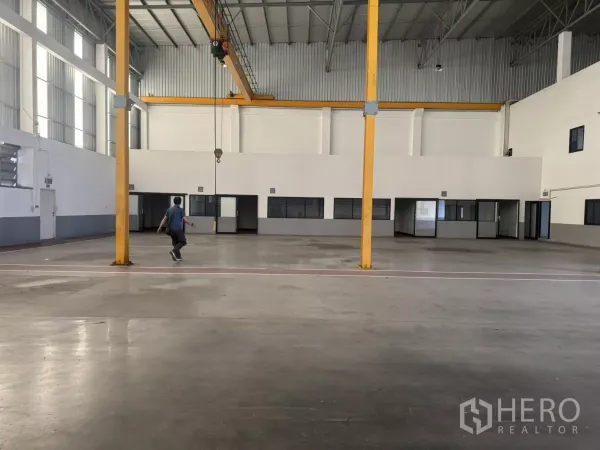 工厂 出租或出售在Bang Phli, Samut Prakan - 宽阔工业作业空间，行车立柱与室内办公间。
