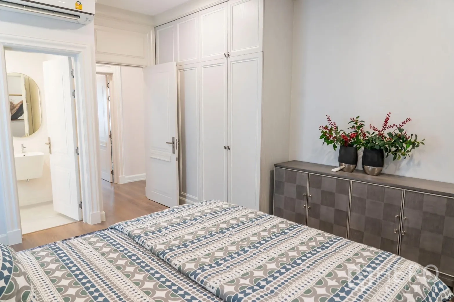 Detached House for rent in Saphan Sung, Bangkok - Same bedroom with floor-to-ceiling wardrobes and sideboard.