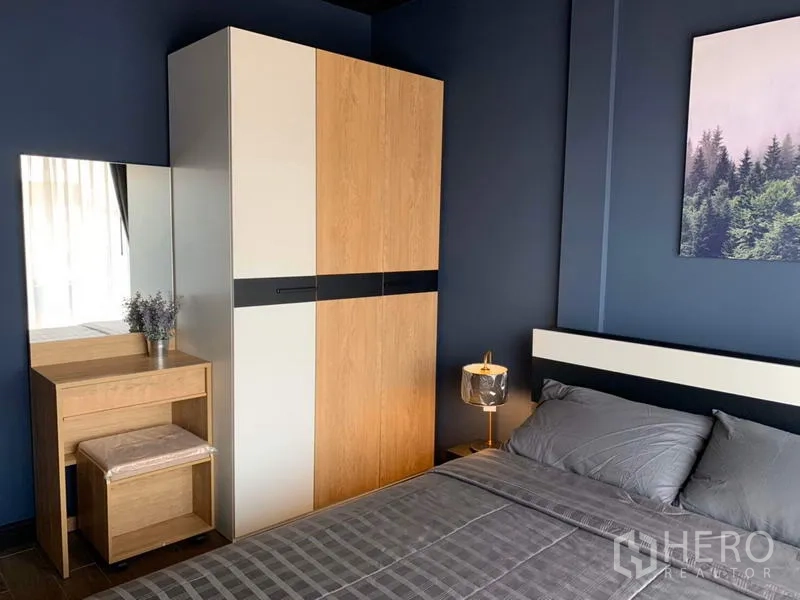 联排别墅 出租在Bang Kapi, Bangkok - 次卧配衣柜、梳妆台与柔和灯光，温馨舒适。