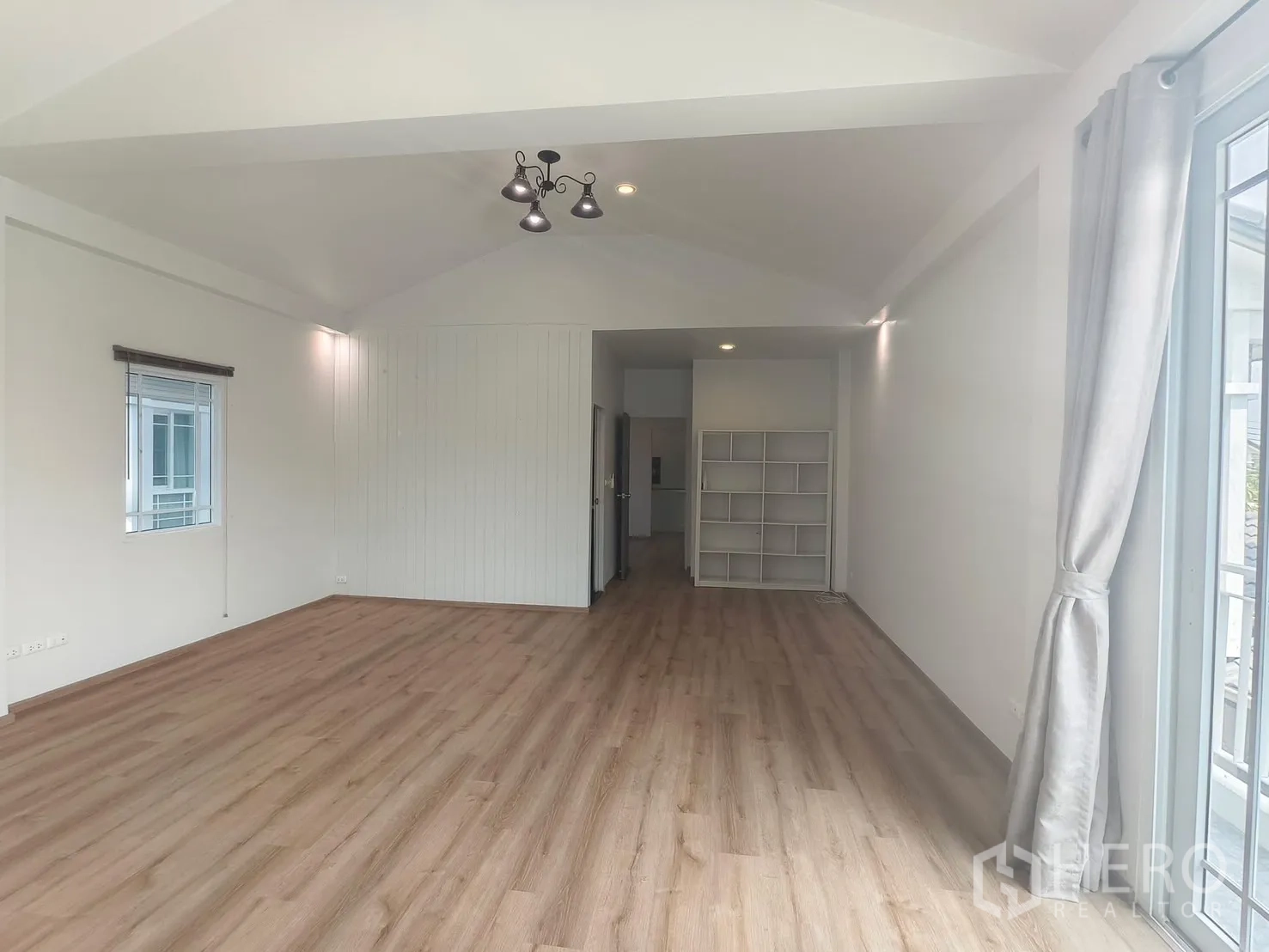 Detached House for rent in Bang Kapi, Bangkok - Expansive multipurpose room with vaulted ceiling and wood floors.