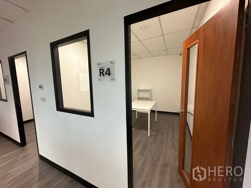 办公空间 出租在Khlong Toei, Bangkok - 标注R4的房间入口，可见室内工作桌