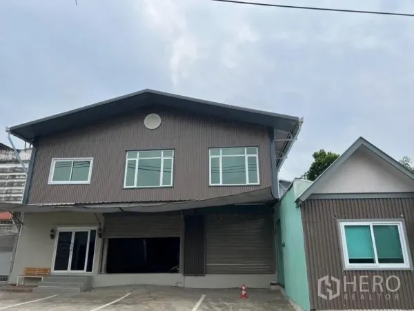 คลังสินค้า ให้เช่าในPrawet, Bangkok - อาคารโกดังสองชั้นด้านหน้า มีประตูม้วนและที่จอดรถในเขตประเวศ กรุงเทพฯ