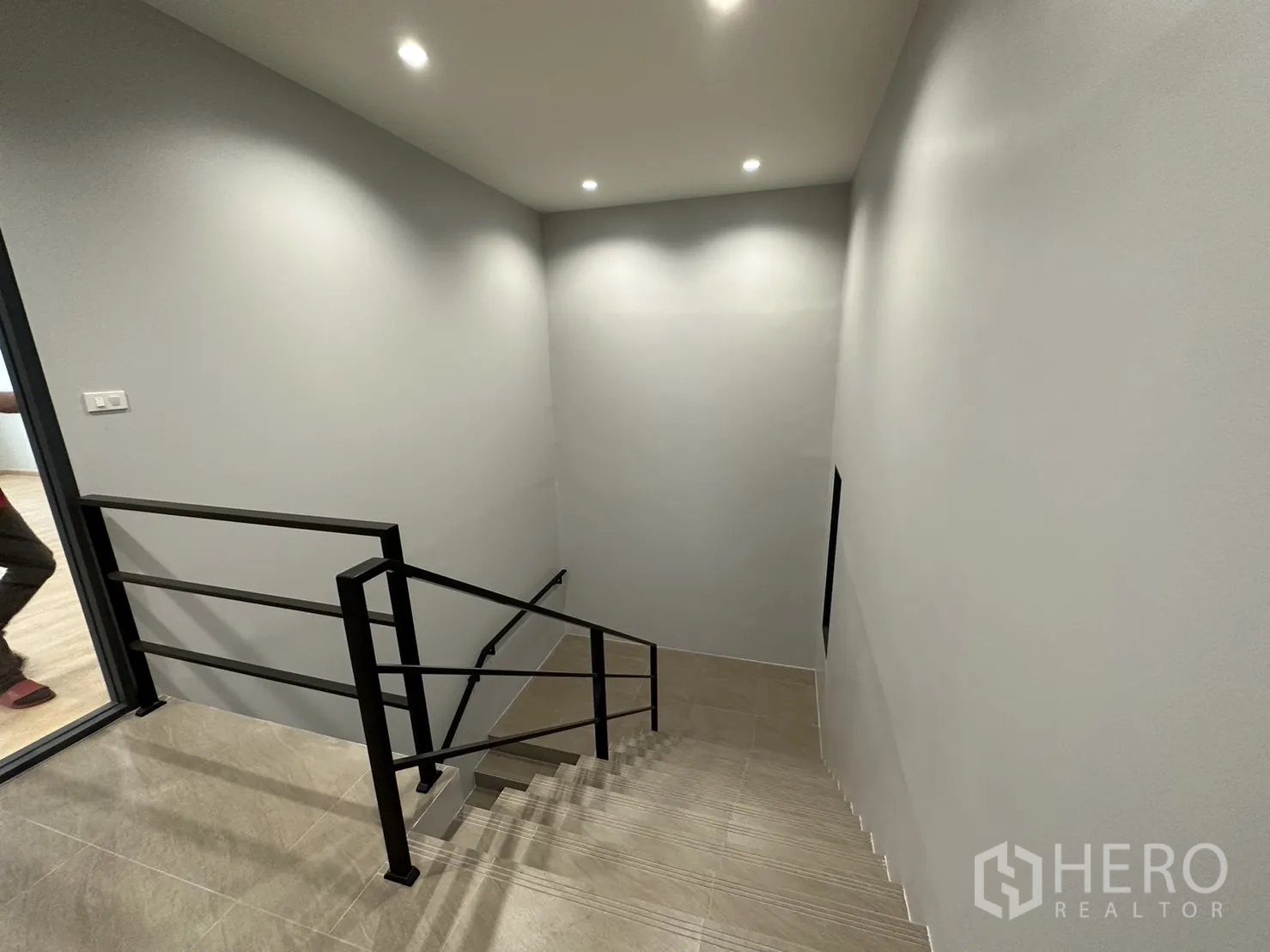 โรงงาน ขายในLam Luk Ka, Pathum Thani - โถงบันไดราวเหล็กสีดำและไฟดาวน์ไลท์.