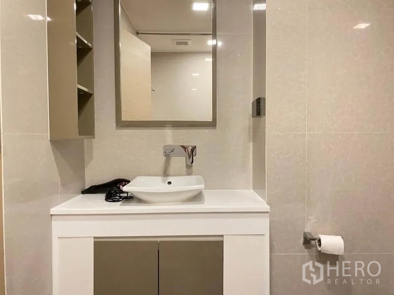 公寓 出租在Watthana, Bangkok - 现代化洗手台与储物柜、镜子。