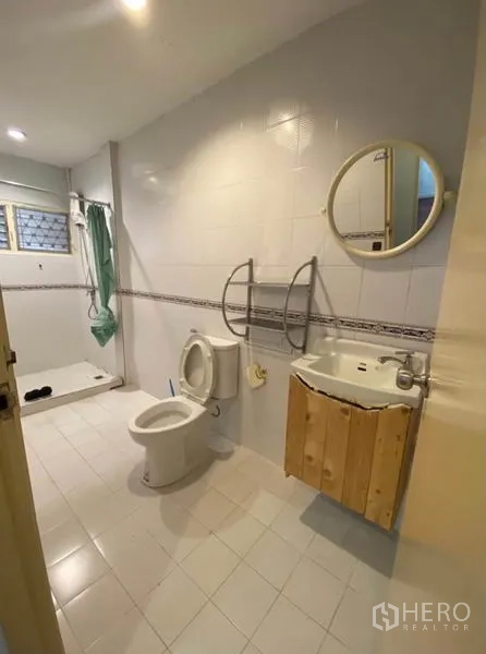 ทาวน์เฮาส์ ให้เช่าในKhlong Toei, Bangkok - ห้องน้ำกว้าง มีส่วนอาบน้ำ ชักโครก อ่างล้างหน้า และกระจกทรงกลมบนผนังสีขาว