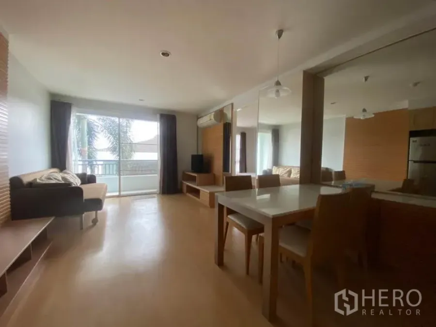 คอนโด ให้เช่าในWatthana, Bangkok - ห้องนั่งเล่นและรับประทานอาหารแบบเปิดโล่ง มีโซฟา ชุดโต๊ะอาหาร ชั้นวางทีวี และประตูระเบียง แสงสว่างดี