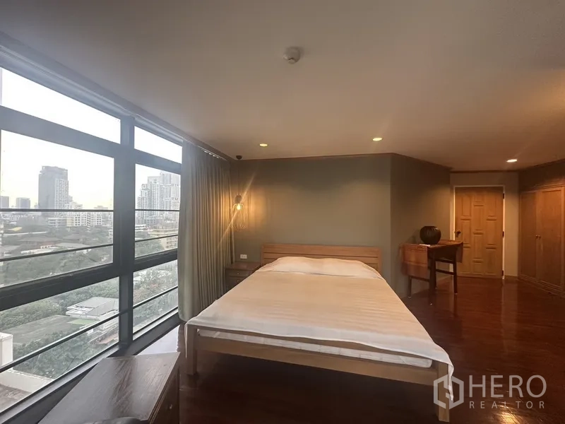 คอนโด ขายในWatthana, Bangkok - ห้องนอนพร้อมหน้าต่างบานใหญ่และทิวทัศน์สกายไลน์