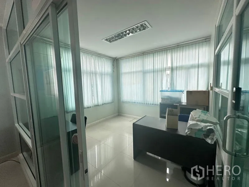 คลังสินค้า ให้เช่าหรือขายในLam Luk Ka, Pathum Thani - ออฟฟิศกระจกมุมอาคาร มีโต๊ะ ม่าน และพื้นกระเบื้องเงา