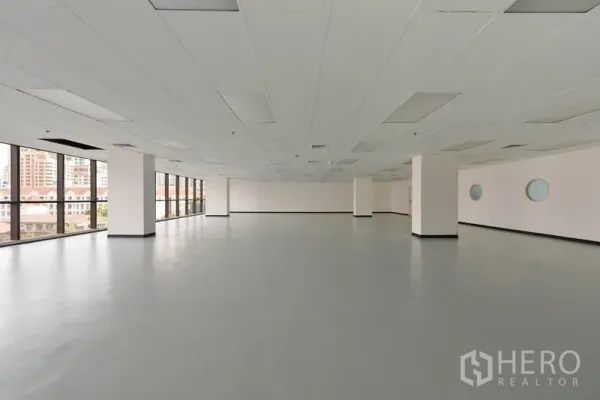 สำนักงาน ให้เช่าในPathum Wan, Bangkok - พื้นที่สำนักงานกว้าง เสาเว้นระยะ ฝ้าทีบาร์ ไฟแผง และผนังกระจกพาโนรามา