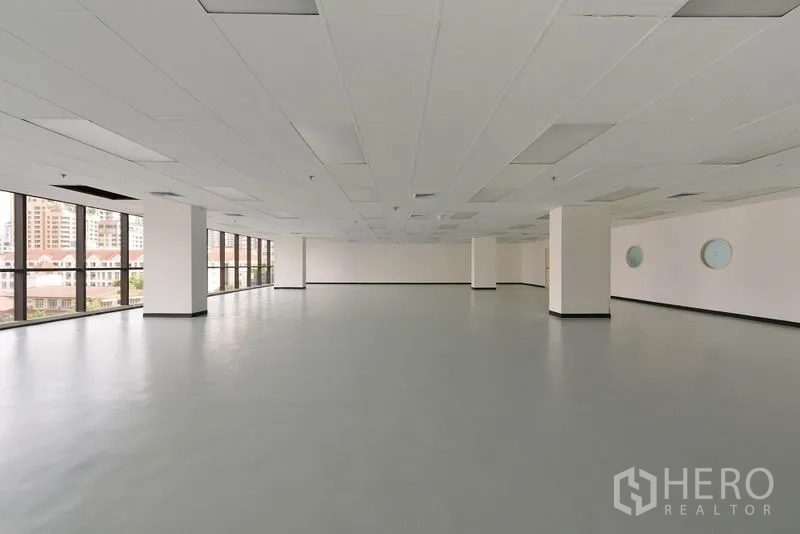 สำนักงาน ให้เช่าในPathum Wan, Bangkok - พื้นที่สำนักงานกว้าง เสาเว้นระยะ ฝ้าทีบาร์ ไฟแผง และผนังกระจกพาโนรามา