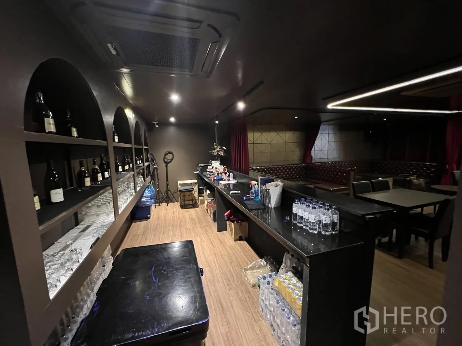 零售空间 出租在Watthana, Bangkok - 后吧台，拱形陈列架与黑色台面