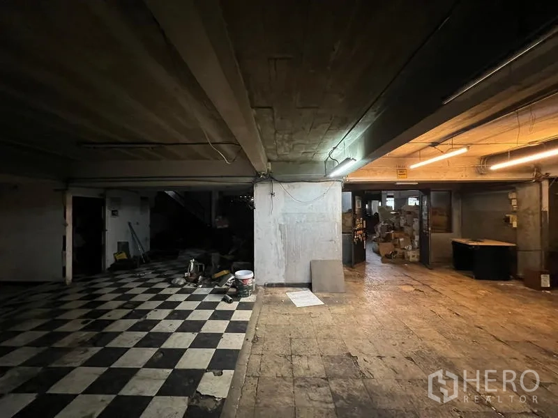 店屋 出租在Phra Khanong, Bangkok - 低层区域，棋盘格地砖与储物区。