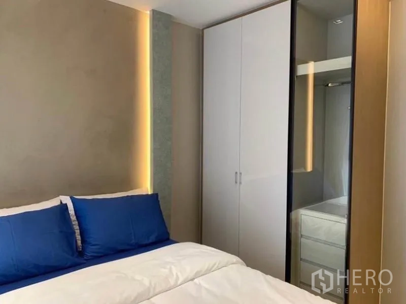 คอนโด ให้เช่าในWatthana, Bangkok - ตู้เสื้อผ้าห้องนอนรอง สีขาวพร้อมบานกระจกและไฟในตู้