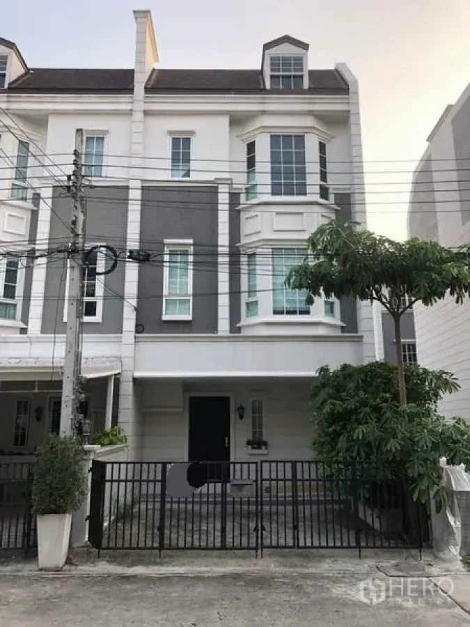 联排别墅 出租在Bang Kapi, Bangkok - 曼谷Bang Kapi Hua Mak 转角三层联排别墅外观，带飘窗与前院车位。