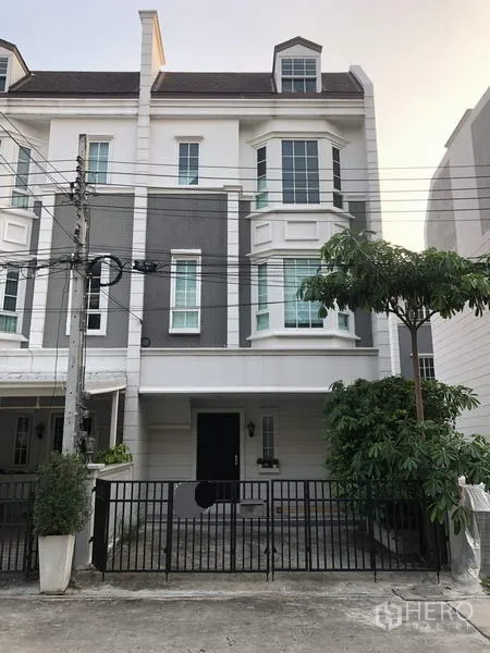 联排别墅 出租在Bang Kapi, Bangkok - 曼谷Bang Kapi Hua Mak 转角三层联排别墅外观，带飘窗与前院车位。