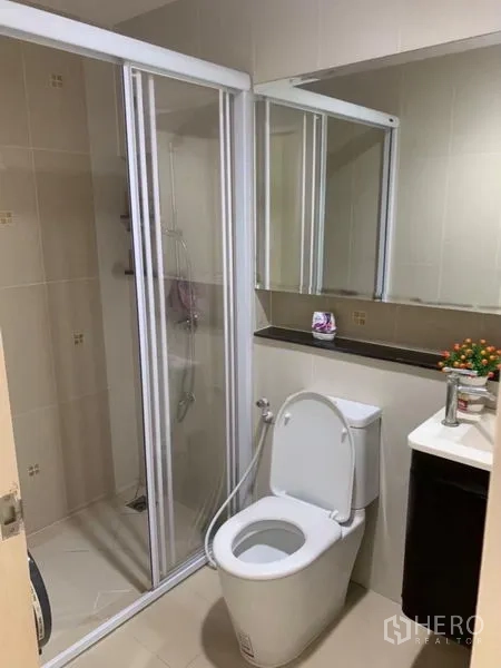 สำนักงานที่บ้าน ให้เช่าในPhra Pradaeng, Samut Prakan - ห้องน้ำกะทัดรัดพร้อมตู้ฝักบัวกระจก กระจกบานใหญ่ และโถสุขภัณฑ์สมัยใหม่