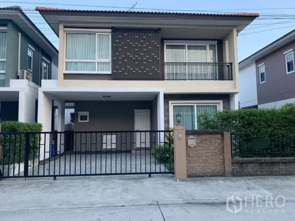 Detached House for sale in Prawet, Bangkok - Two-storey detached house with gated carport and balcony in Prawet, Bangkok.