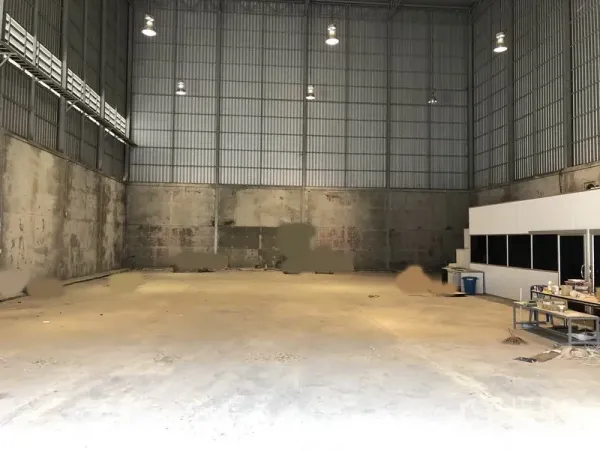 货栈 出租在Lam Luk Ka, Pathum Thani - 开阔的混凝土地面与高墙体，顶灯照明，无遮挡跨度。
